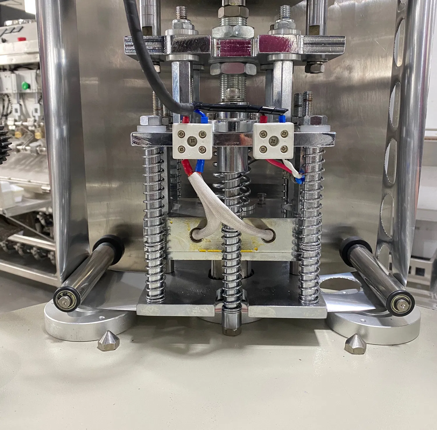 Automatic Rotary Type Yogurt Plastic Cup Filling Sealing Packaging Machine with Plexiglass